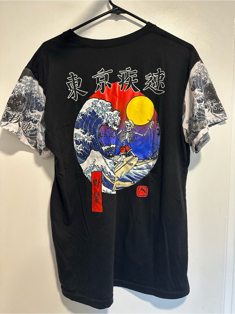 Fresh Laundry Sz:L Colorful Japanese-style skull surfing design graphic t-shirt.